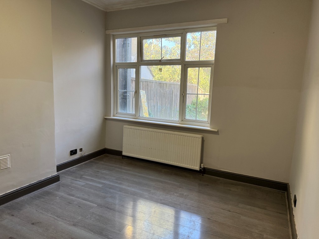 Lot: 70 - GROUND FLOOR FLAT IN CENTRAL LOCATION WITH GARDEN AND PARKING - Bedroom 2 with window overlooking garden